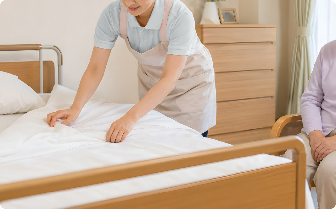 利用者の歩行を補助する介護スタッフ